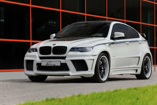 Blanco BMW X6 en la calle