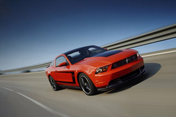 La Mustang rouge de course fait un tour sur la piste