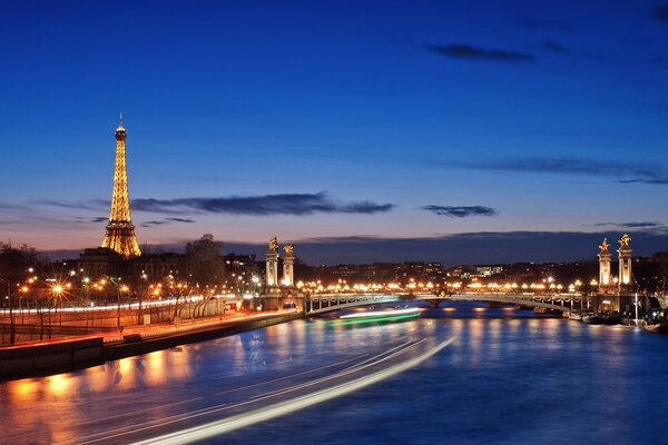 Vista nocturna de la ciudad de París desde el río