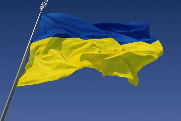 Drapeau ukrainien flottant sur fond de ciel