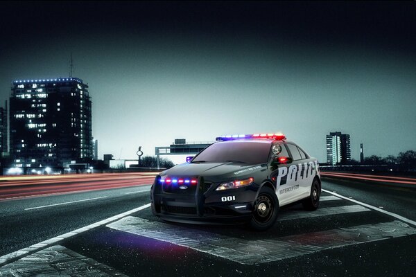 Interceptor de coche de policía en la carretera