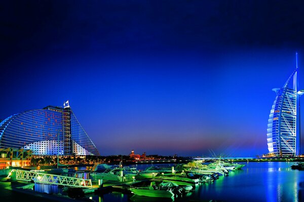 Fantastic views of Dubai at night