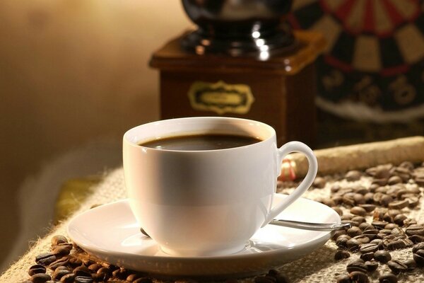 Tazza profumata di caffè macinato nero