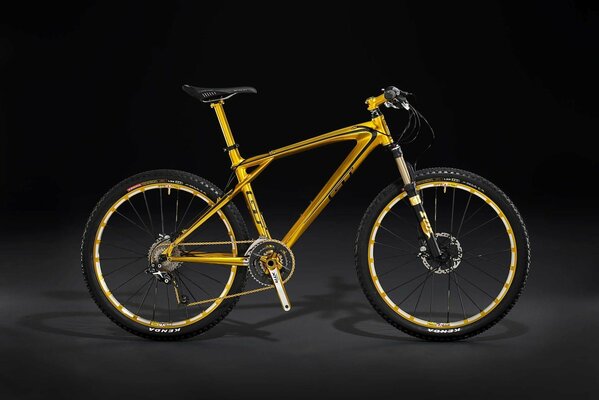 Vélo gt jaune sur fond noir