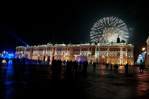 Зимний дворец Санкт-Петербурга в новогоднюю ночь