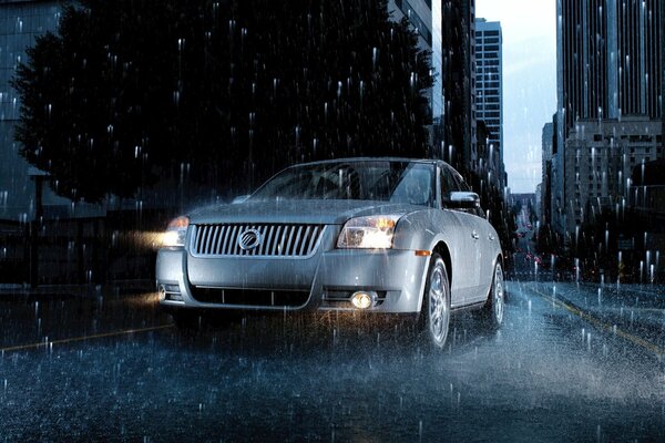 Mercedes argentée sous une forte pluie