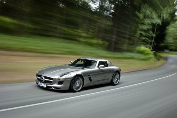 Mercedes Benz AMG à la vitesse