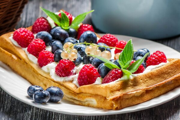 Leckeres Gebäck mit frischen Beeren