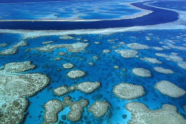 Ci sono molte isole sul mare blu brillante