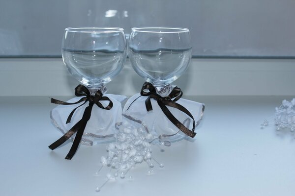 Design of a couple of glasses for a wedding for spouses