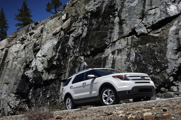 Белый Ford Explorer 2011 среди скал