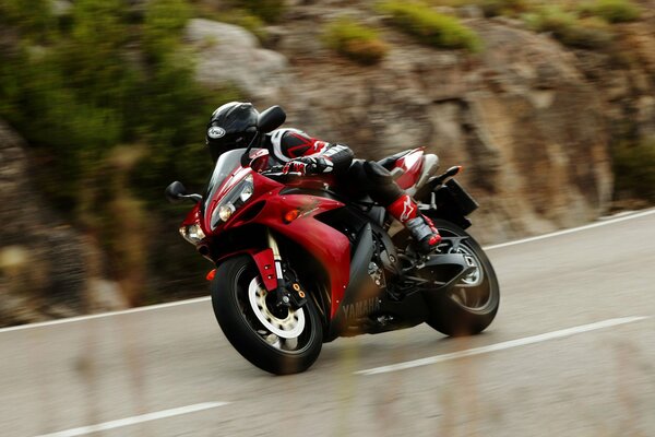 Moto Yamaha sur la piste. Vitesse et entraînement