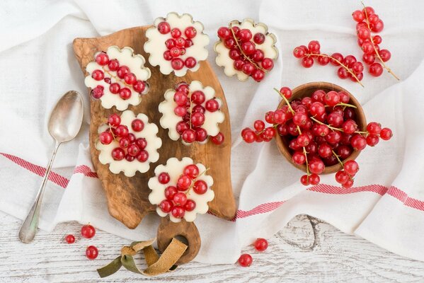 Красная смородина на белом фоне