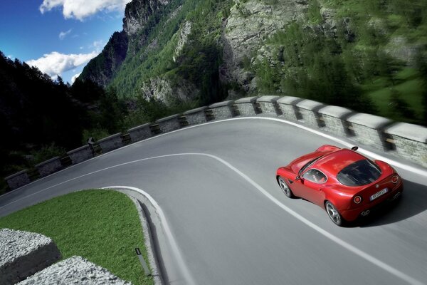 Alfa Romeo conduce en la carretera a alta velocidad