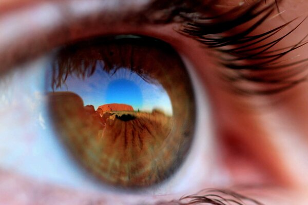 Reflet du désert dans les yeux de la jeune fille