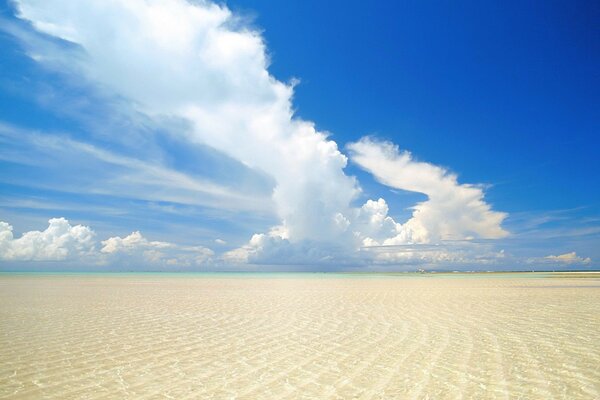 Weißer Sand und blauer Himmel