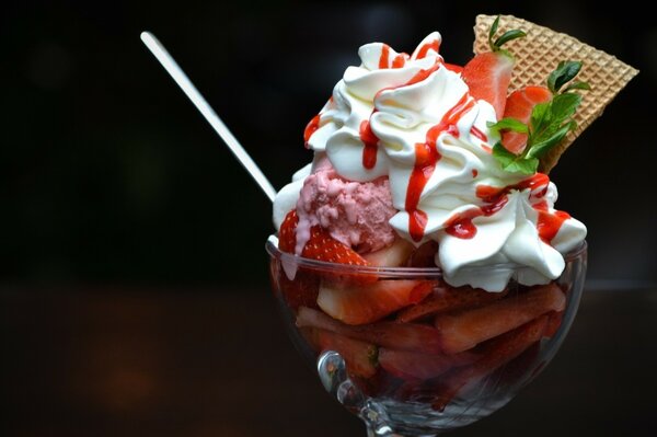 Postre dulce de gofres, bayas y helado