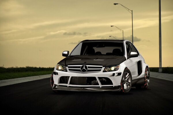 Classe Mercedes noir et blanc sur la route