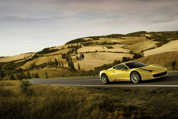 Ferrari rápido en la carretera en Italia