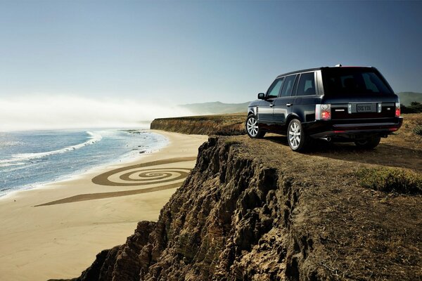 SUV sur la montagne sur le fond de la plage et de la mer