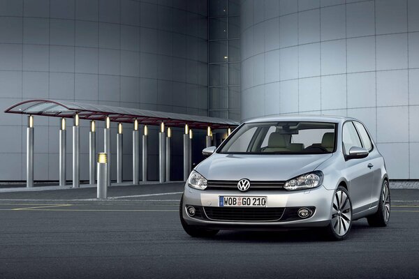 Silberner Volkswagen Golf auf der Straße