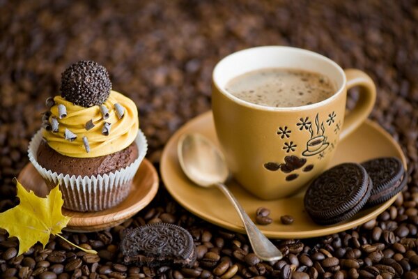 Taza de café fuerte con pastel