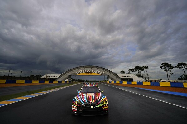 Bmw con colores en la pista de alta velocidad