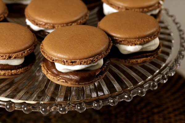 Photo de macaron à la crème au chocolat et à la vanille