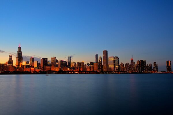 Vista delle case di Chicago dall acqua