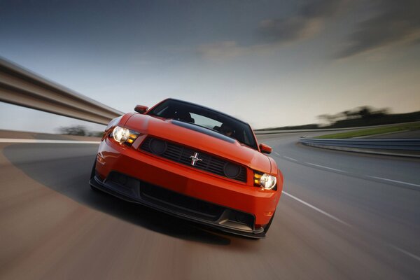 La belle Mustang rouge prend de la vitesse