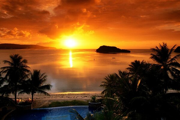 La puesta de sol escarlata en la bahía es increíblemente hermosa