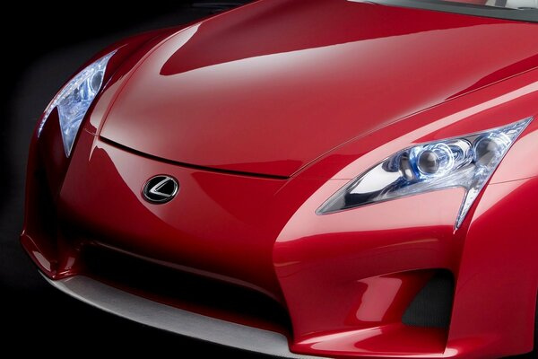 Hermoso Lexus rojo con faros inusuales