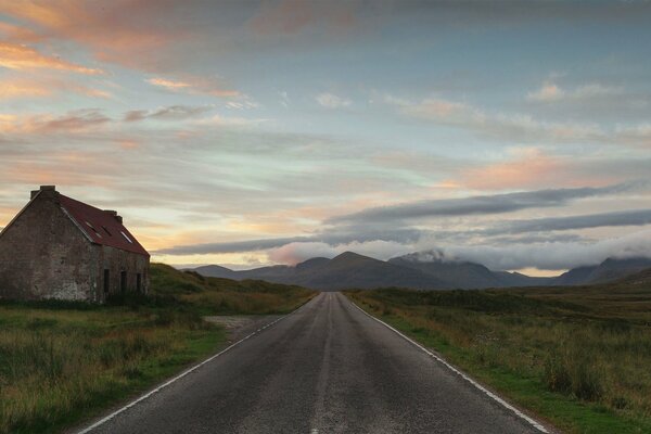 Camino del desierto. Casa abandonada en la carretera