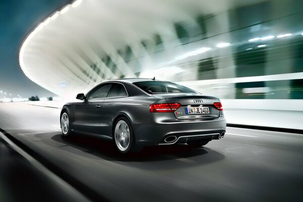 Audi rs5 la nuit à pleine vitesse