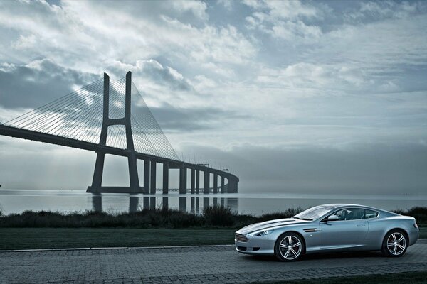 Sobre el fondo del río y el puente - Aston Martin plateado