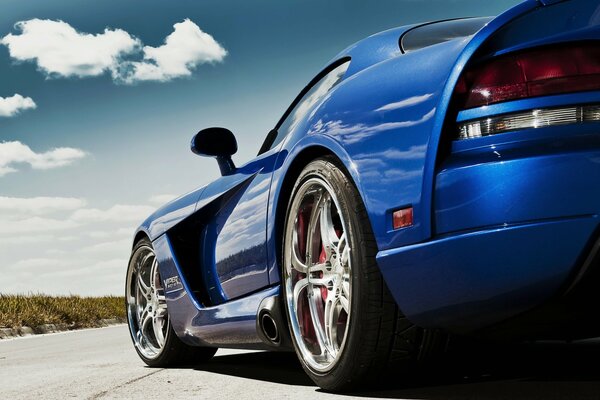 Blauer Dodge viper auf der Straße unter blauem Himmel