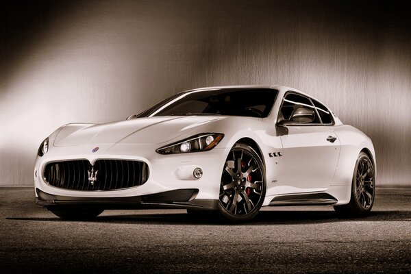 Blanco hermoso coche deportivo maserati