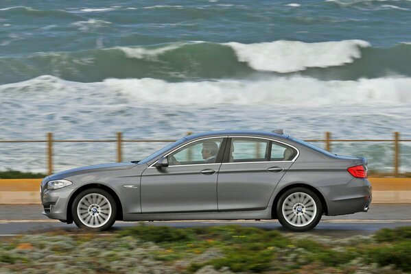 Das Auto bmw535 fährt in der Nähe des Meeres