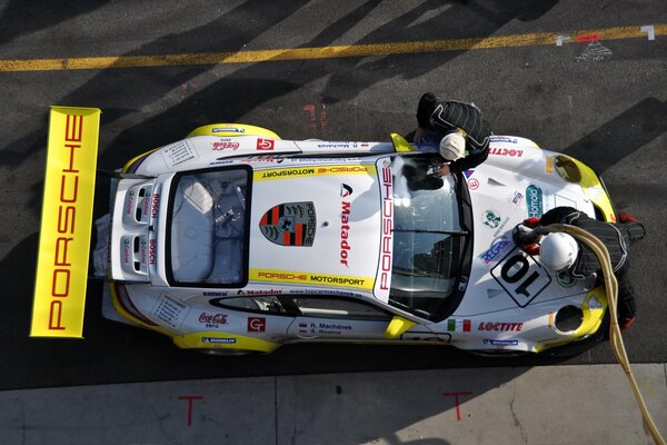 Voiture de sport Porsche en course