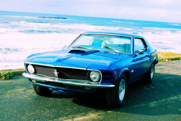 Ford Mustang en la playa