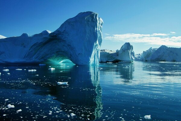 Icebergs are reflected on the water surface