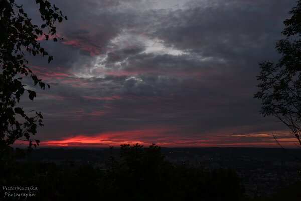 Purpurroter Sonnenuntergang über der einschlafenden Stadt