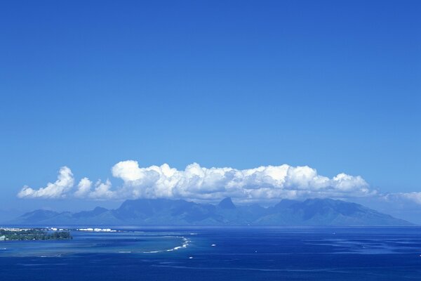 Isla cubierta de densas nubes blancas