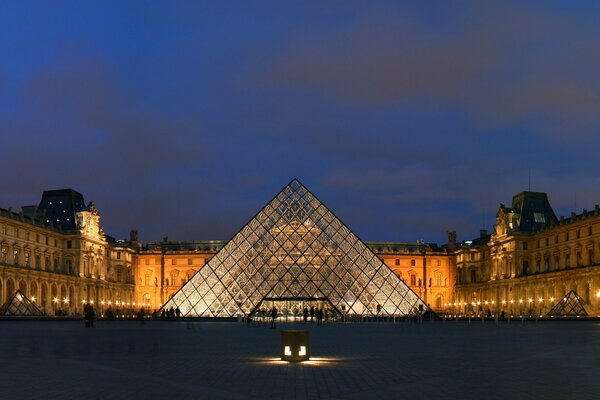 Night Louvre in the sinking of the soul