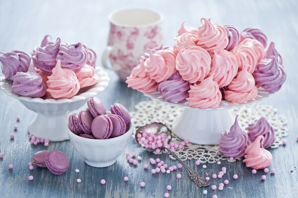 Platos dulces: merengues y galletas