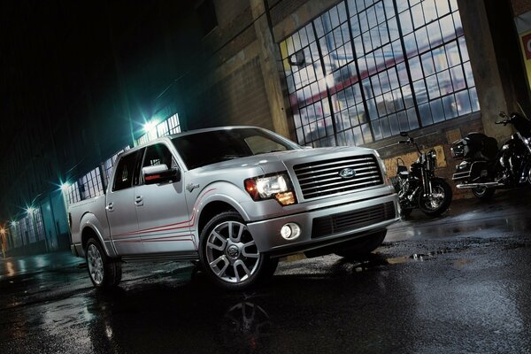 Ford Pickup in der Nacht vor dem Hintergrund der Laternen