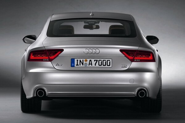 Retro di Audi A7 argento con Targa Europea