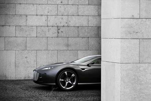 Aston martin versteckt sich hinter der mauer