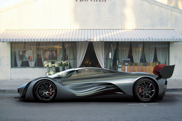 Une voiture cool se tient au magasin de fleurs