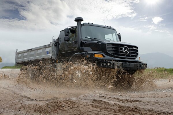 Camion puissant dans la couleur sombre de Mercedes